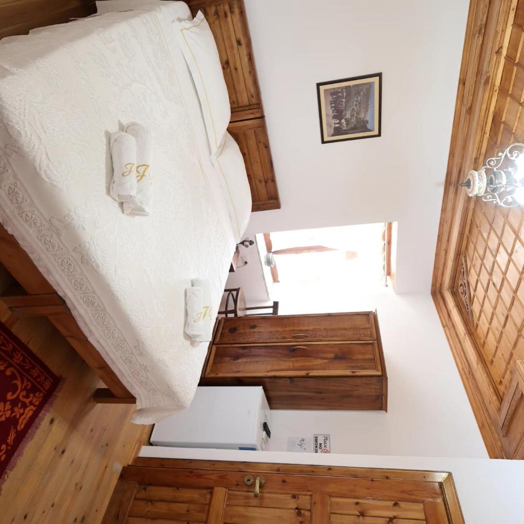 Guest House J.Prifti เบราท ภายนอก รูปภาพ