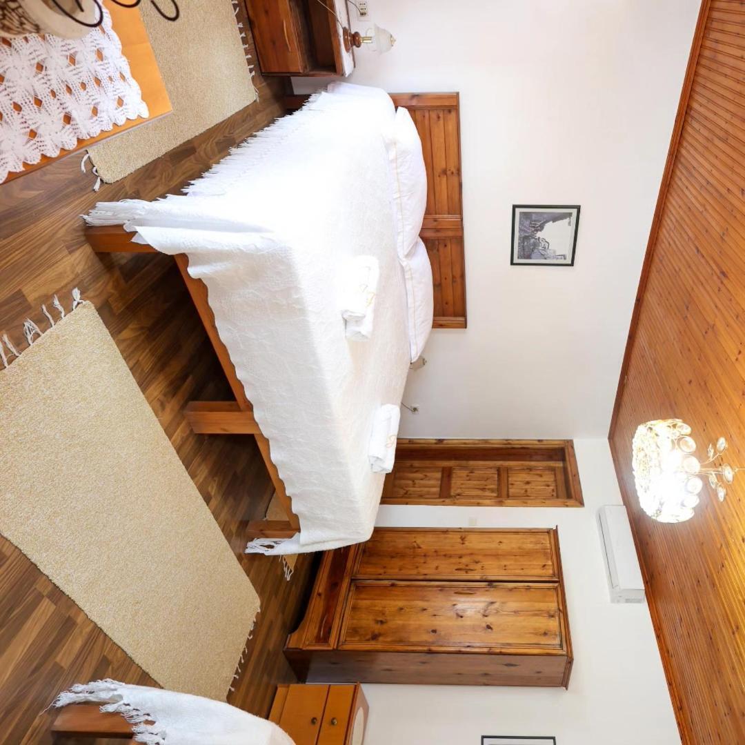 Guest House J.Prifti เบราท ภายนอก รูปภาพ