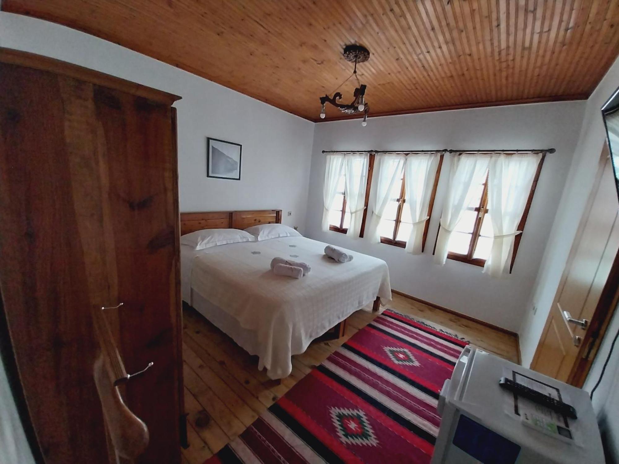 Guest House J.Prifti เบราท ภายนอก รูปภาพ