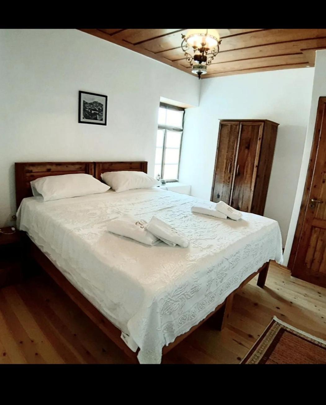 Guest House J.Prifti เบราท ภายนอก รูปภาพ